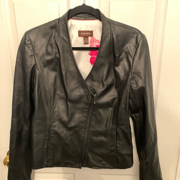 Danier Leather Jacket size M, brand new - Picture 7 of 10